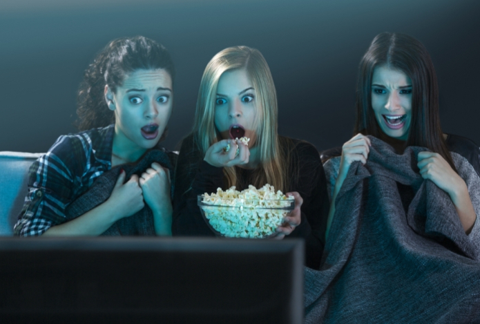 Почему мы ёрзаем, глядя на травмы в фильмах — объяснение нейробиологов