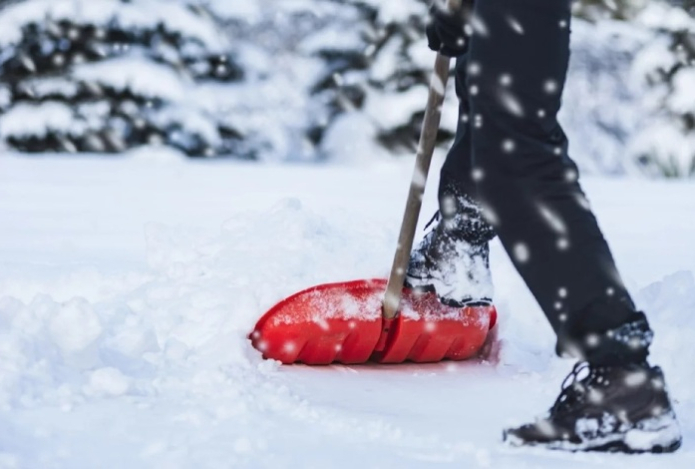 Для кого уборка снега лопатой может быть опасной