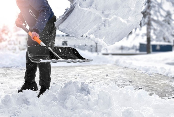 Лопата вместо тренажера — как похудеть при уборке снега