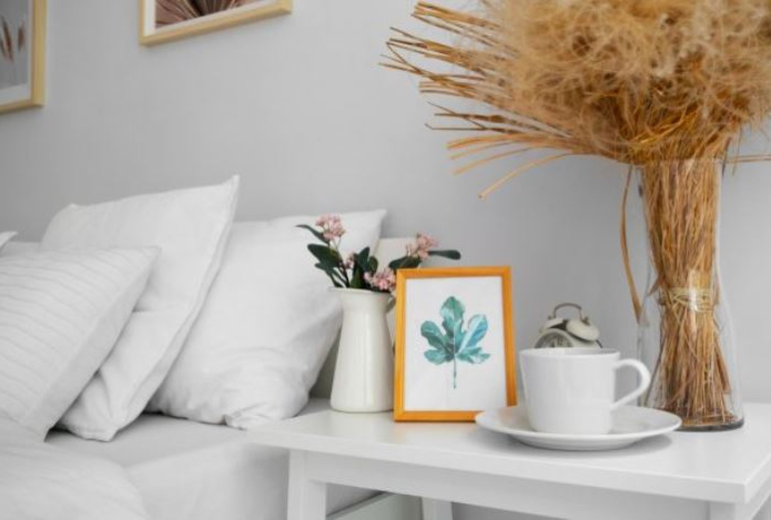 Пять вещей, которые стоит убрать с тумбочки возле кровати для лучшего сна