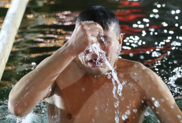 Уролог назвал главную опасность окунания в прорубь для мужчин