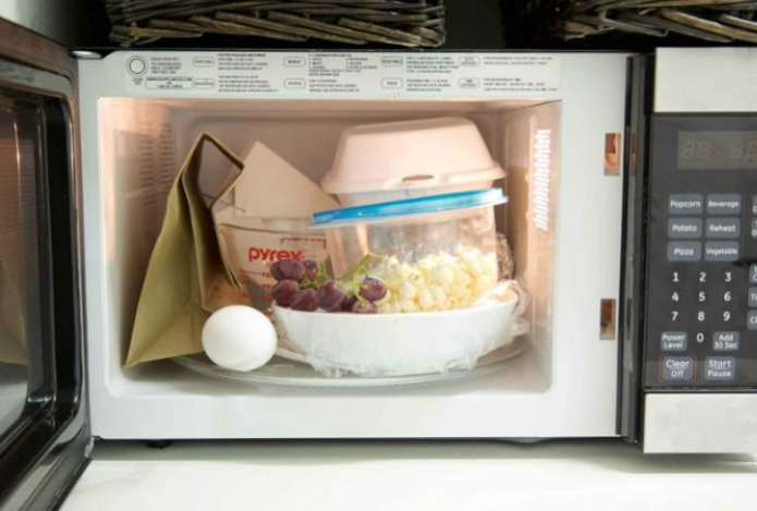 Названы вещи, которые ни в коем случае нельзя помещать в микроволновку