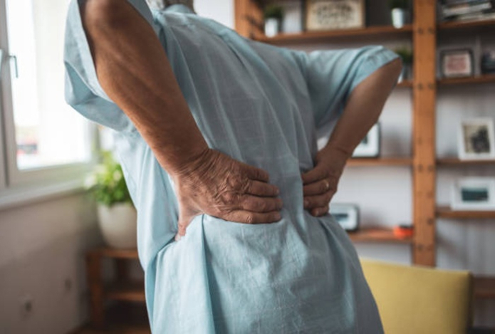 Названа популярная поза, которая «убивает» позвоночник