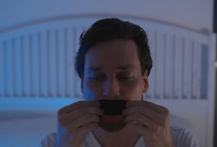 Чем опасно заклеивание рта на время сна