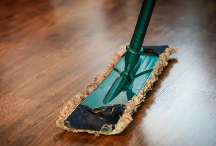 С чем нужно мыть деревянный пол, чтобы он всегда блестел чистотой