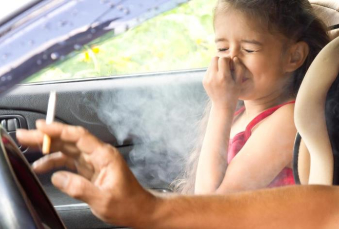 Курение и употребление спиртного при детях признали нарушением закона