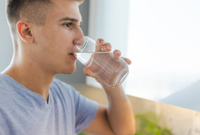 Сколько людям на самом деле надо пить воды ежедневно