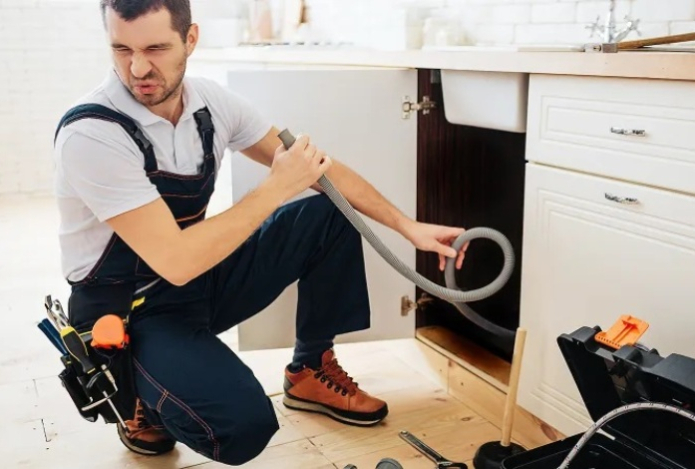 Из-за какой трубы появляется запах канализации в доме