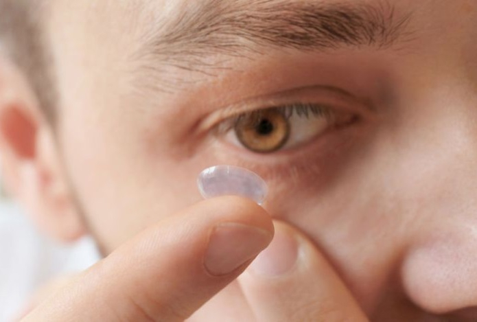 Носителей контактных линз предупредили об опасной болезни