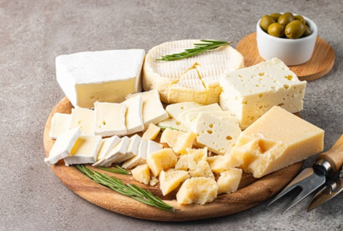 Врач предостерегла от сочетания сыра с одним популярным продуктом