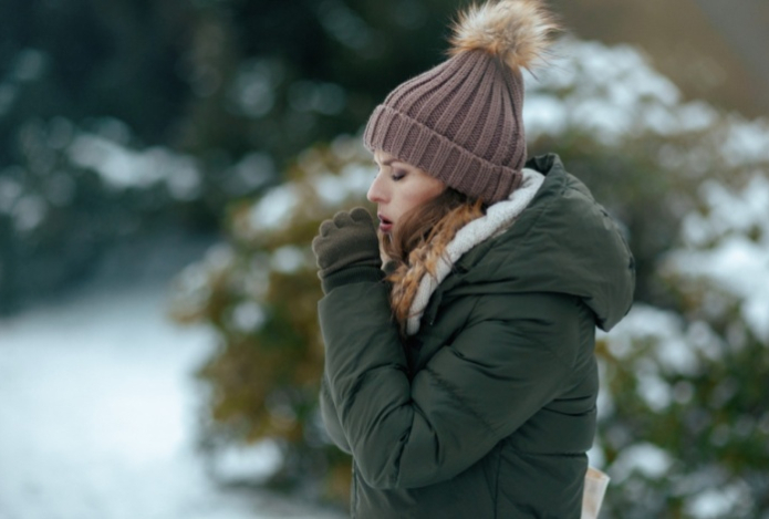 Врач предостерег от ношения варежек и шарфов из синтетики