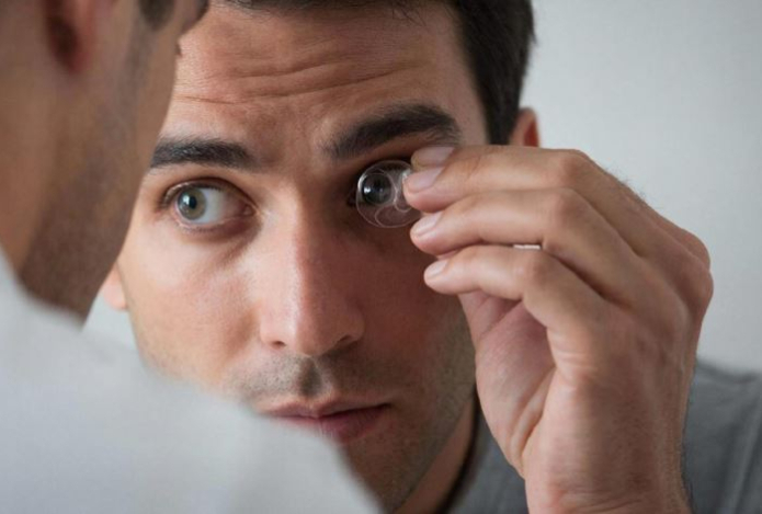 Офтальмолог предупредила об опасном заболевании глаз у носителей контактных линз