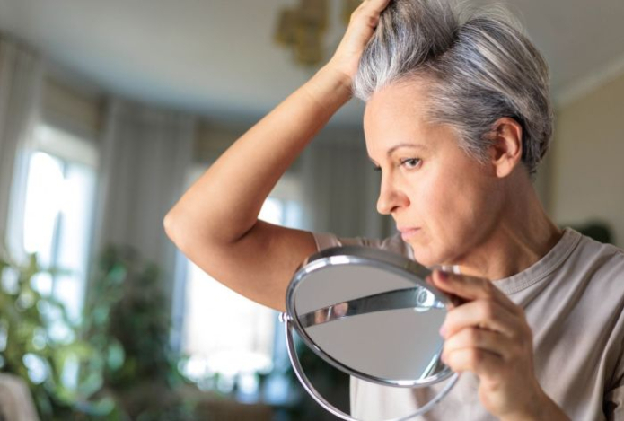 Учёные из Японии нашли способ замедлить появление седых волос