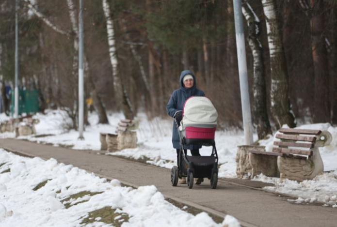 Педиатр назвал идеальную длительность прогулки в мороз с младенцами