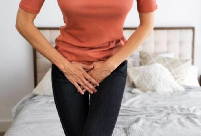 «Посидела на холодном — вот и цистит»? Врач объяснил, почему это миф