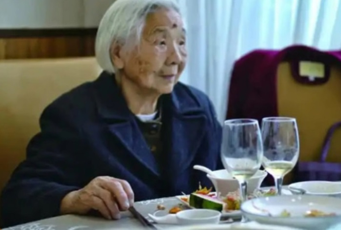 Женщина в 101 год ведёт нетипичный образ жизни