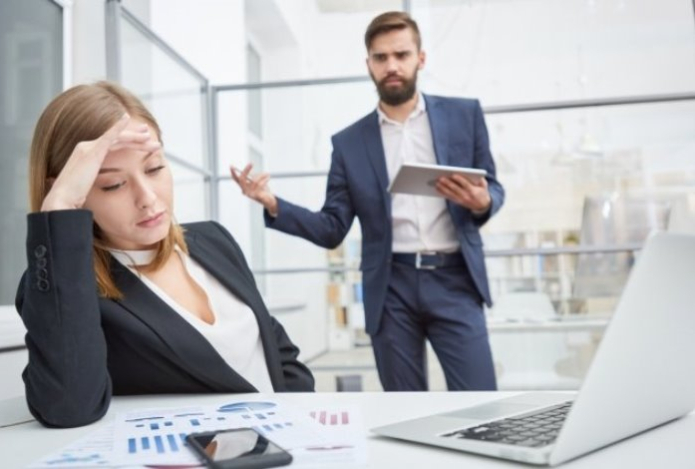 Пять признаков токсичных отношений на работе назвала психолог