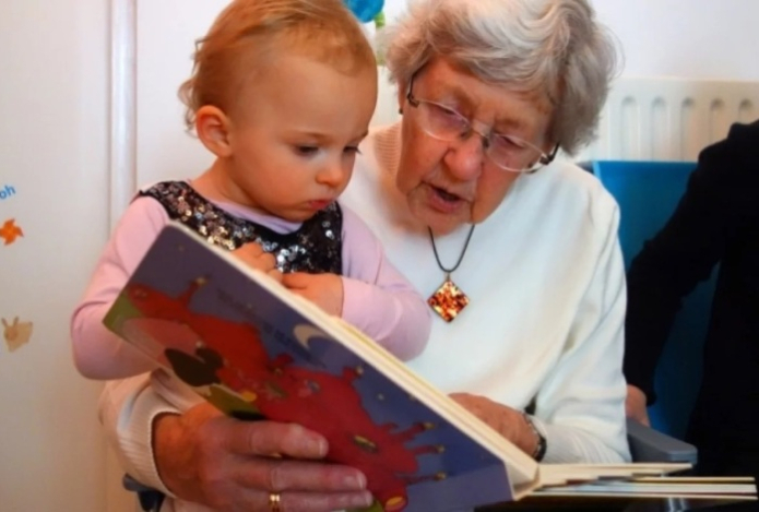 Как воспитание внуков замедляет старение бабушек и дедушек