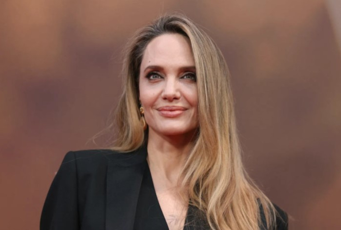 Анджелину Джоли заподозрили в романе с загадочным европейцем