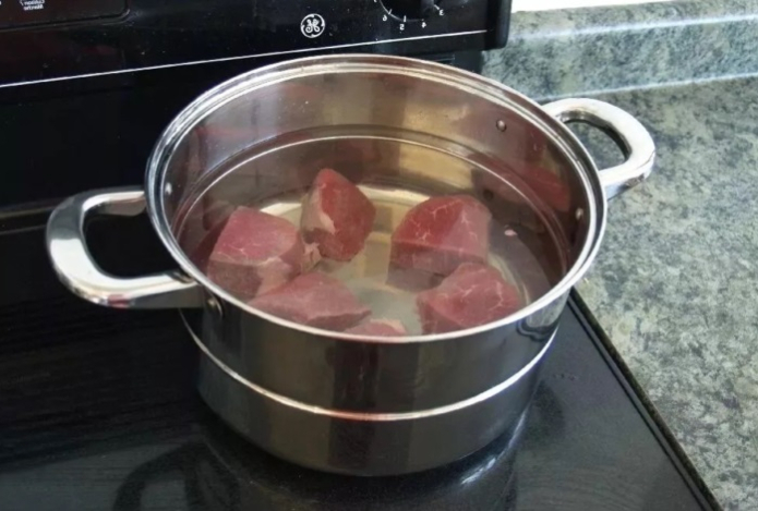 Мясо и горячая вода — распространённая ошибка, которая может стоить здоровья