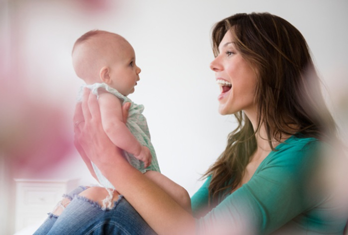 Ученые выяснили, когда младенцы начинают понимать глаголы