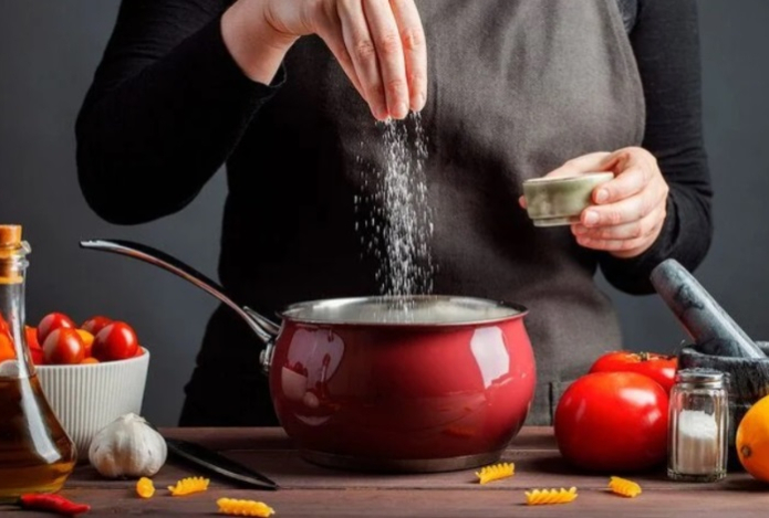 Какие блюда нужно солить в начале приготовления, а какие — в конце