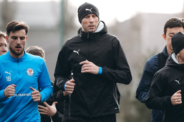 «Кайрат» готовится к «Арсеналу», «Астана» распродаёт состав, а «Актобе» ссорится с фанатами. Что происходит с главными клубами Казахстана