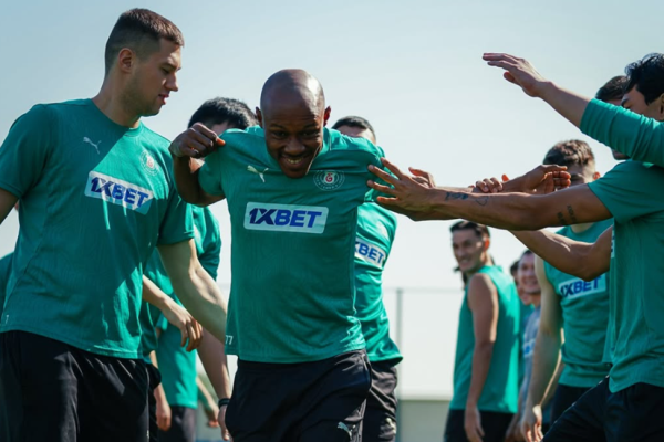 «Кайрат» готовится к «Арсеналу», «Астана» распродаёт состав, а «Актобе» ссорится с фанатами. Что происходит с главными клубами Казахстана