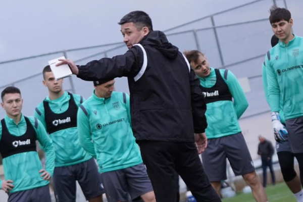 «Кайрат» готовится к «Арсеналу», «Астана» распродаёт состав, а «Актобе» ссорится с фанатами. Что происходит с главными клубами Казахстана