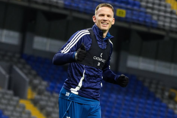 «Кайрат» готовится к «Арсеналу», «Астана» распродаёт состав, а «Актобе» ссорится с фанатами. Что происходит с главными клубами Казахстана