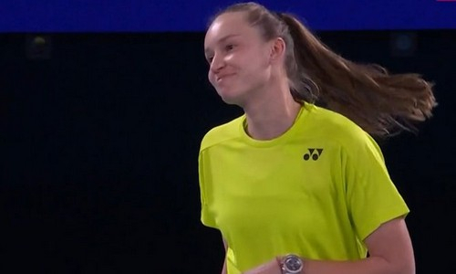 Елена Рыбакина сыграла против мужчины на Australian Open. Видео