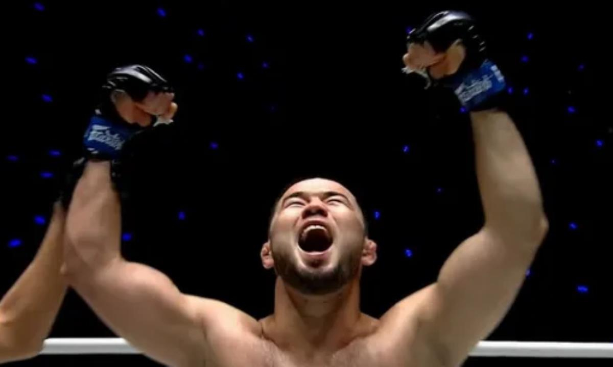 Казахстанский боец получил бонус за дебютный бой в топовой лиге