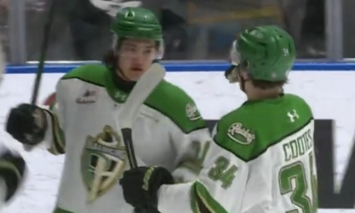 Казахстанский хоккеист забросил шайбу и помог оформить разгром в заокеанской лиге. Видео