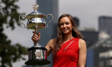 Елена Рыбакина взяла трофей Australian Open и вызвала овации в шикарном платье. Видео