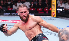 Жестким нокаутом завершился бой уроженца Казахстана на UFC 325. Видео