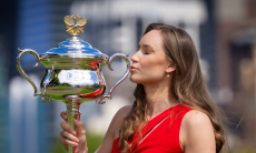 Эффектная Елена Рыбакина выступила с новым обращением с титулом. Видео
