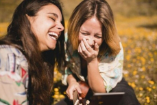 Рядом с ними легче дышать — знаки зодиака, которые несут счастье