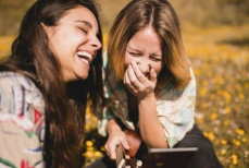 Рядом с ними легче дышать — знаки зодиака, которые несут счастье