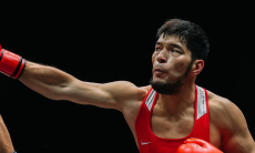 Чемпион мира из Казахстана победил украинского боксёра в бою за медаль