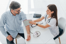 Глюкоза, давление, вены — врач назвала обязательные проверки для офисных работников