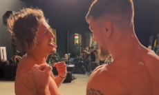 Казахстанец провел дуэль взглядов с ветераном UFC. Видео