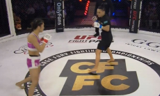 Видео стремительного финиша казахстанки в бою за титул в США