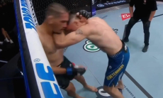 Видео стремительного нокаута в бою казахстанца с ветераном UFC