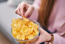 Врач объяснила причины зависимости от чипсов