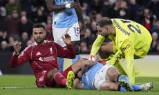 Хусанова заменили после страшного столкновения в матче с «Ливерпулем». Видео