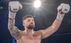 Боксер из Казахстана нокаутом выиграл титул чемпиона мира и завершил карьеру