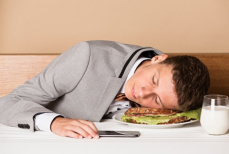 Почему после плотного обеда кружится голова и резко тянет в сон