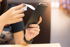 Когда женщине уместно заплатить за мужчину в ресторане