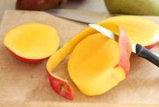 Диетолог объяснил, почему манго замедляет старение кожи