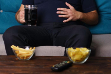 Кардиолог назвала скрытую опасность привычки смотреть сериалы